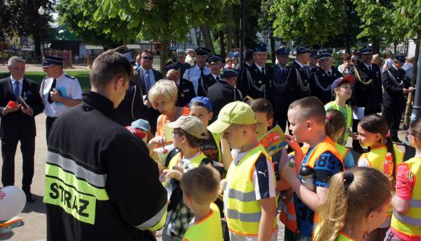 Dzieci wręczyły strażakom laurki