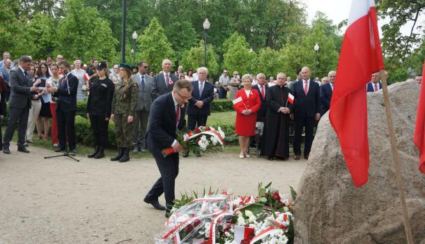 32 - Delegacje składają kwiaty pod Dębem Niepodległości