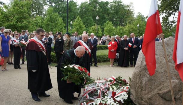 33 - Delegacje składają kwiaty pod Dębem Niepodległości