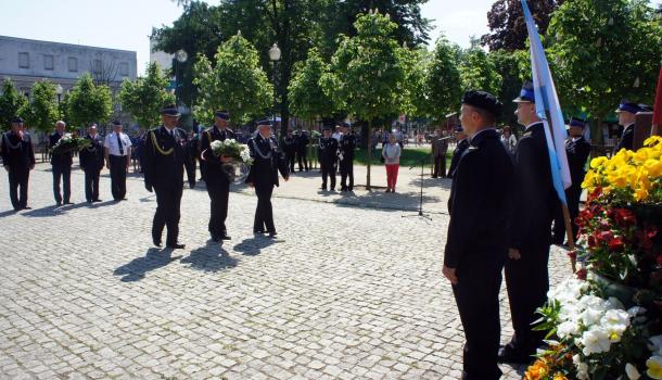 Pod pomnikiem Józefa Piłsudskiego złożono kwiaty