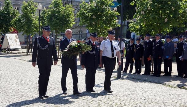 Pod pomnikiem Józefa Piłsudskiego złożono kwiaty