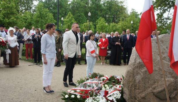 38 - Delegacje składają kwiaty pod Dębem Niepodległości