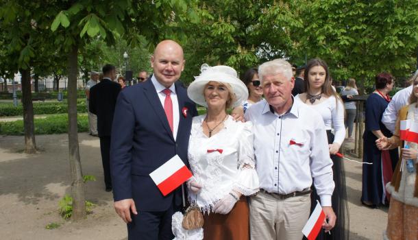 49 - Burmistrz Sławomir Kowalewski z uczestnikami obchodów