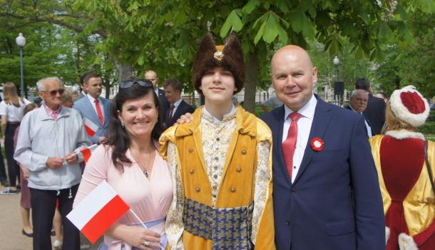 50 - Burmistrz Sławomir Kowalewski z uczestnikami obchodów