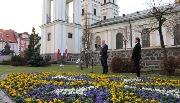 Ósma rocznica katastrofy smoleńskiej  przemawia burmistrz Sławomir Kowalewski