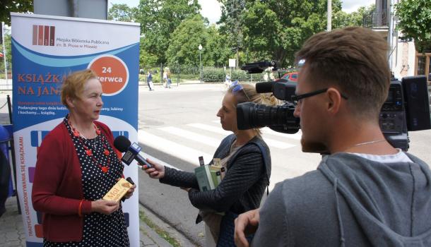 Miejska Biblioteka Publiczna rozdawała książki przed swoją siedzibą