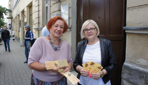 Miejska Biblioteka Publiczna rozdawała książki przed swoją siedzibą