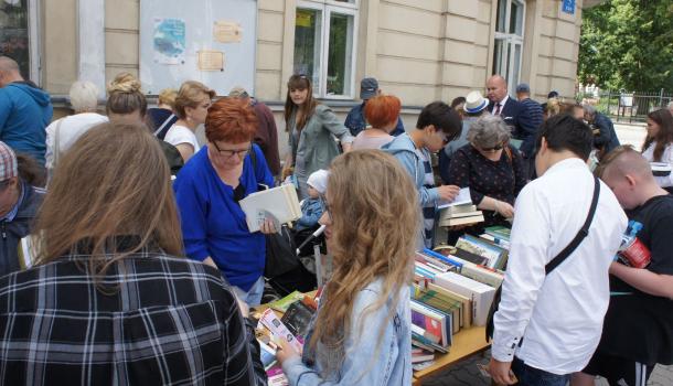 Miejska Biblioteka Publiczna rozdawała książki przed swoją siedzibą