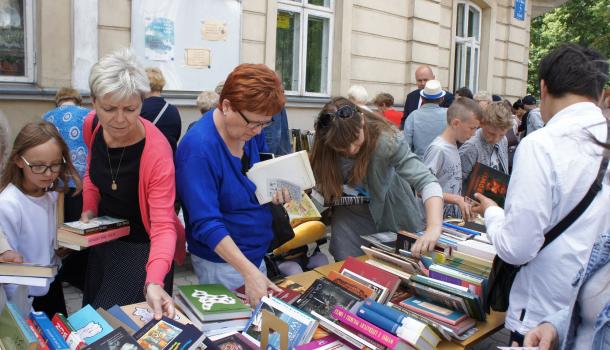 Miejska Biblioteka Publiczna rozdawała książki przed swoją siedzibą