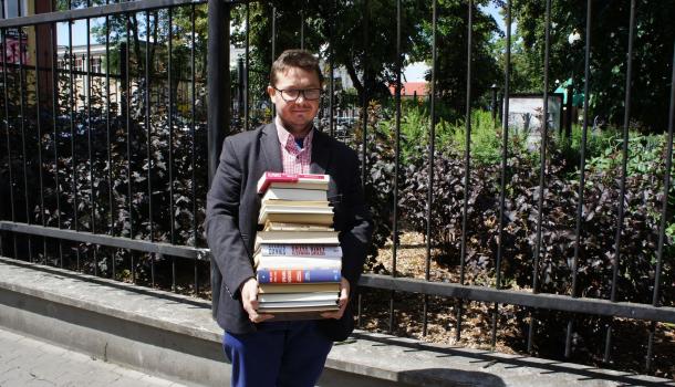 Miejska Biblioteka Publiczna rozdawała książki przed swoją siedzibą