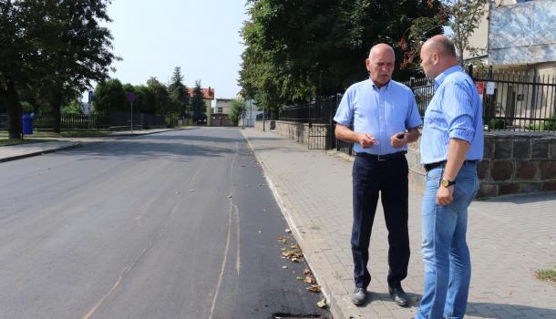 Na ul. ks. Ignacego Krajewskiego już leży nowa nawierzchni i świecą się lampy z diodami LED