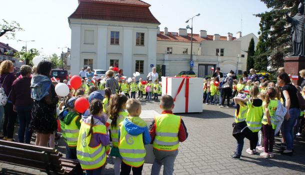 Przedszkolaki świętują Dzień Flagi 01