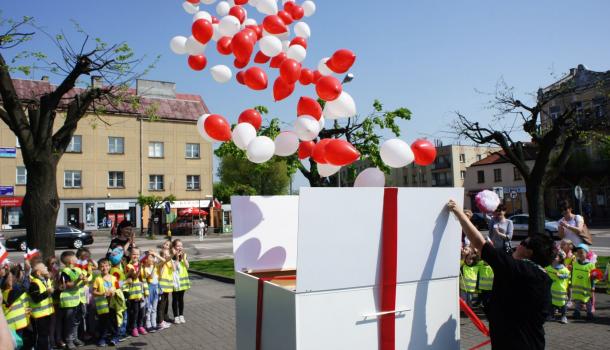 Przedszkolaki świętują Dzień Flagi 04