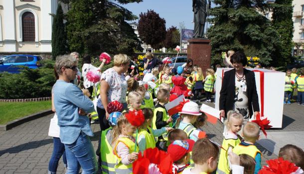 Przedszkolaki świętują Dzień Flagi 08