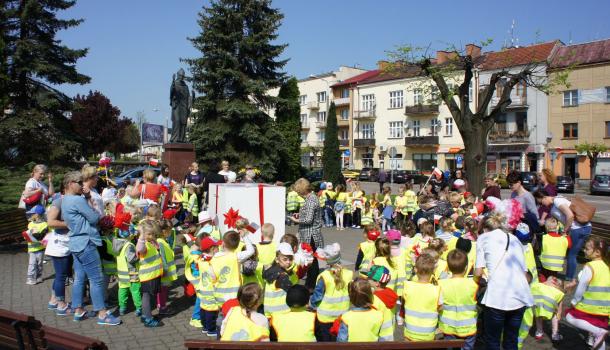 Przedszkolaki świętują Dzień Flagi 09