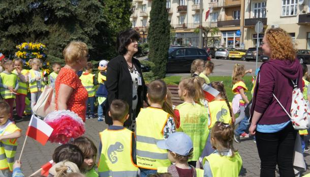 Przedszkolaki świętują Dzień Flagi 10