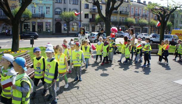 Przedszkolaki świętują Dzień Flagi 18