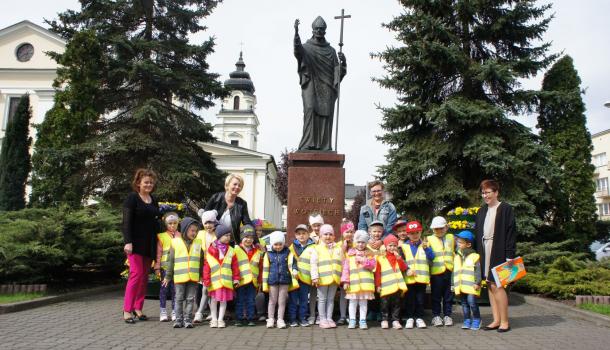 Nie mogło oczywiście zabraknąć pamiątkowej fotografii przed pomnikiem św. Wojciecha